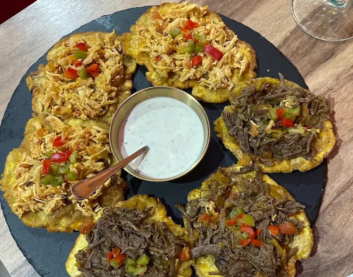 Patacones con pollo y carne en Relaax Colombiano