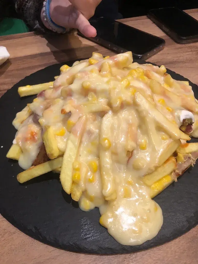 Salchipapa especial en Relaax Colombiano